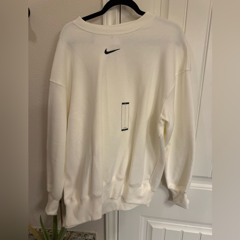 Women’s Nike Sweatshirt, size Large. NWT.